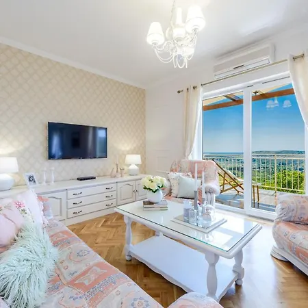 Sleeps 8 With Pool Air Con And Wifi *
