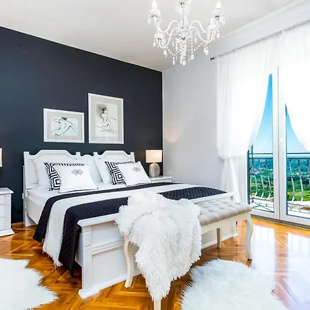 Sleeps 8 With Pool Air Con And Wifi ヴィラ Martinovici