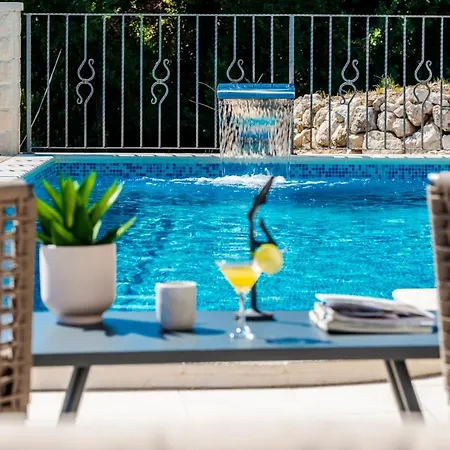 Sleeps 8 With Pool Air Con And Wifi Martinovici