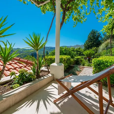 Sleeps 8 With Pool Air Con And Wifi