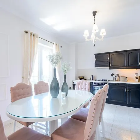Sleeps 8 With Pool Air Con And Wifi * Martinovici