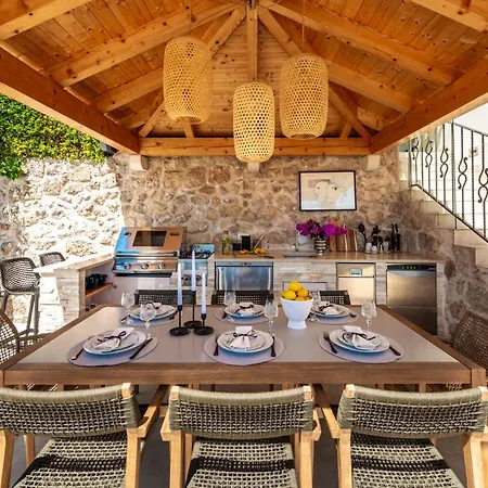 Villa Sleeps 8 With Pool Air Con And Wifi Martinovici