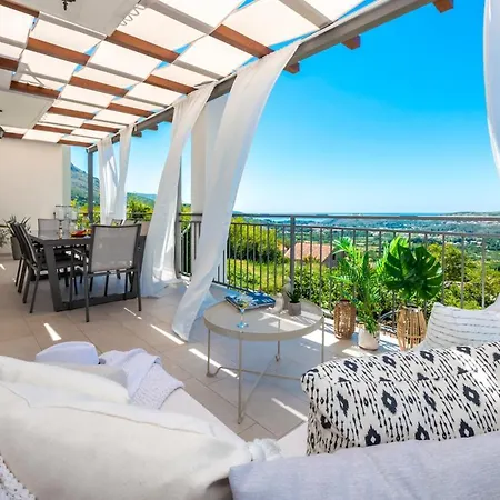 Sleeps 8 With Pool Air Con And Wifi Villa