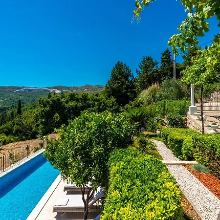 Sleeps 8 With Pool Air Con And Wifi *
