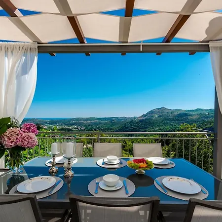 Villa Sleeps 8 With Pool Air Con And Wifi *