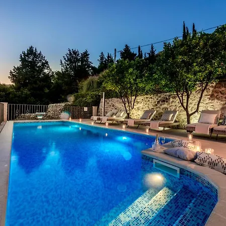 Sleeps 8 With Pool Air Con And Wifi *