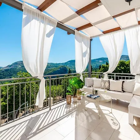 Sleeps 8 With Pool Air Con And Wifi