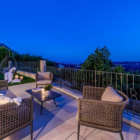 Villa Sleeps 8 With Pool Air Con And Wifi