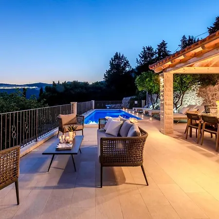 Villa Sleeps 8 With Pool Air Con And Wifi